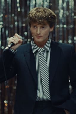 Elliott: La camisa negra