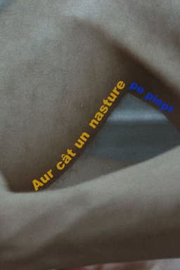 Aur cât un nasture pe piept