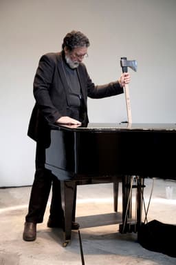 Piano Destruction Concert: Dada con Mama