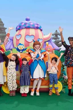 Let's Play in English: Meets the World